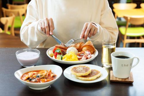 ホテルの敷地内または近くでの食事または食べ物