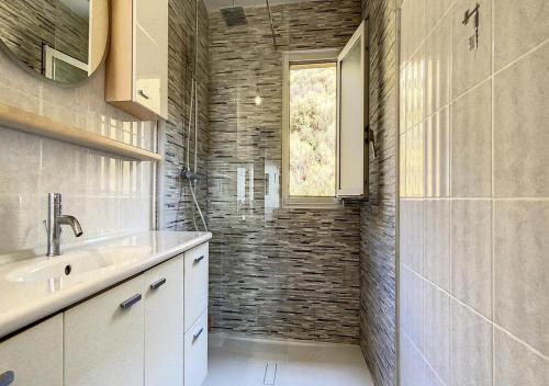 une salle de bain avec un lavabo et une douche dans l'établissement Square Victoria, à Menton