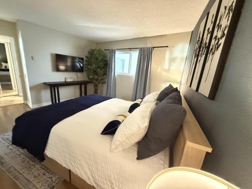 Postel nebo postele na pokoji v ubytování Oceanfront 1 BR Oasis w Parking & Pool 107