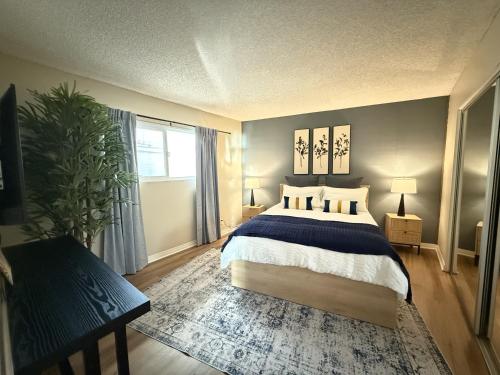 Ένα ή περισσότερα κρεβάτια σε δωμάτιο στο Oceanfront 1 BR Oasis w Parking & Pool 107