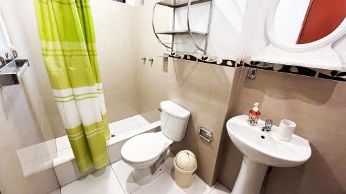 クスコにあるKallpa Wasiのトイレと洗面台のある小さなバスルーム