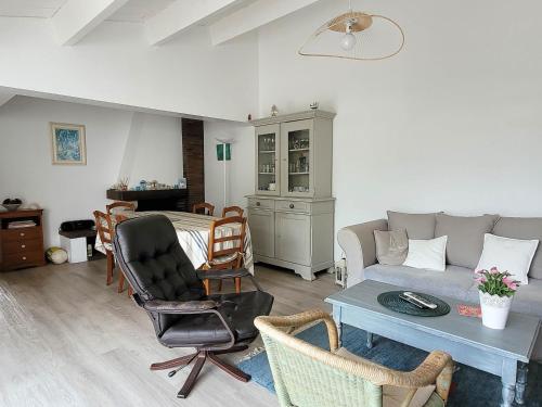 Photo de la galerie de l'établissement Charmante villa 3 chambres 80m² avec patio privé et parking à La Palmyre pour 6 personnes - FR-1-705-88, aux Mathes