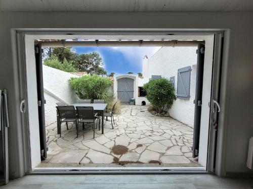 Photo de la galerie de l'établissement Charmante villa 3 chambres 80m² avec patio privé et parking à La Palmyre pour 6 personnes - FR-1-705-88, aux Mathes