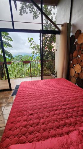 Postel nebo postele na pokoji v ubytování Cabaña Vista de Oro 2