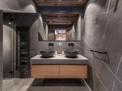 - une salle de bains avec deux lavabos sur un comptoir avec un miroir dans l'établissement Penthouse duplex de luxe avec services inclus - 5 chambres - FR-1-613-121, à Les Allues