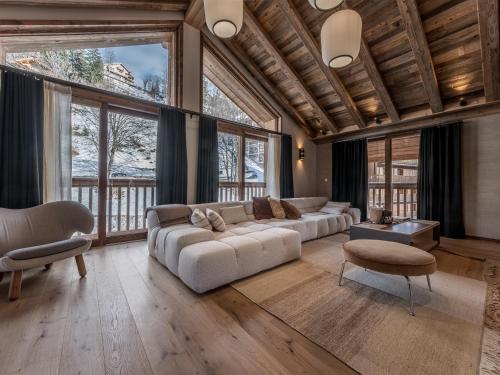 - un grand salon avec des canapés, des tables et des fenêtres dans l'établissement Penthouse duplex de luxe avec services inclus - 5 chambres - FR-1-613-121, à Les Allues