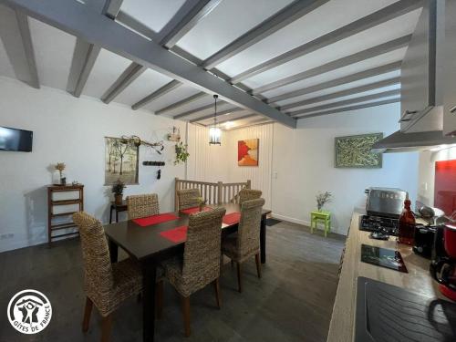 une cuisine et une salle à manger avec une table et des chaises dans l'établissement Gîte Zen et Confort au cœur du Sud Vendée, proche Parc Natural du Marais Poitevin - FR-1-426-571, à Saint-Hilaire-des-Loges