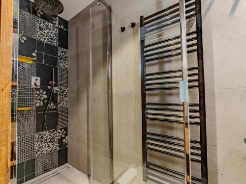 une douche avec une porte vitrée dans une salle de bain dans l'établissement Appartement de luxe avec jacuzzi et terrasse panoramique à Méribel - FR-1-613-134, à Les Allues