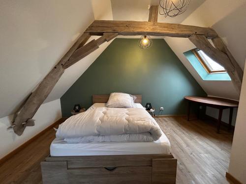 - une chambre mansardée dans l'établissement Maison de charme T3 rénovée avec jardin à Vicq-sur-Gartempe, proche La Roche-Posay - FR-1-541-165, à Vicq-sur-Gartempe