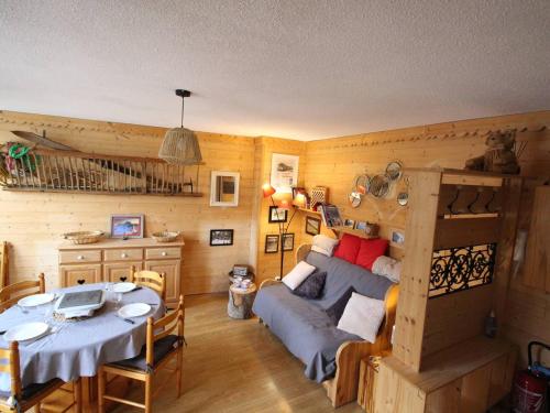 un salon avec un canapé et une table dans l'établissement Duplex centre Luchon 4 pers, balcons, parking privé - FR-1-313-239, à Luchon