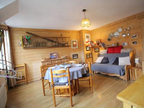 une chambre avec un lit, une table et des chaises dans l'établissement Duplex centre Luchon 4 pers, balcons, parking privé - FR-1-313-239, à Luchon