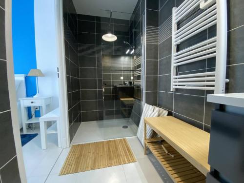 une salle de bain avec une douche avec un banc dedans dans l'établissement Royan T2 2* avec Balcon et Parking à 250m de la Plage - FR-1-738-37, à Royan