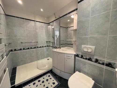 une salle de bain avec toilettes, lavabo et baignoire dans l'établissement Studio moderne 2* avec balcon, centre St Palais, parking sécurisé - FR-1-738-38, à Saint-Palais-sur-Mer