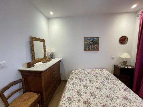 une chambre avec un lit, un miroir et une chaise dans l'établissement Appartement cosy 4 pers, centre Cernix, proche pistes, wifi, parking, animal admis - FR-1-733-164, à Crest-Voland