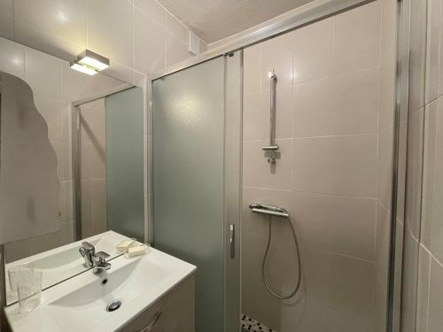 une salle de bain blanche avec une douche et un lavabo dans l'établissement Appartement cosy 4 pers, centre Cernix, proche pistes, wifi, parking, animal admis - FR-1-733-164, à Crest-Voland