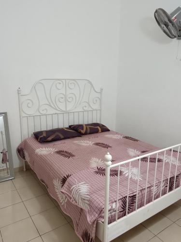 チャンルーンにあるRhumAh NS homestayのベッドルーム(ピンクの毛布付きの白いベッド付)