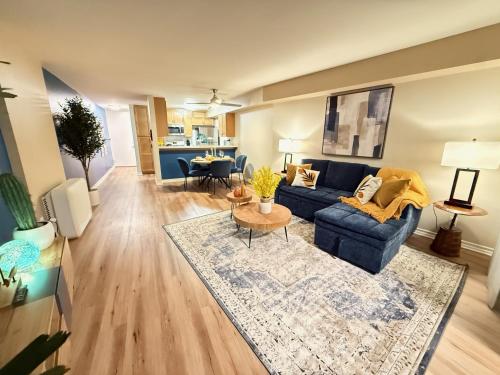 Zona de estar de Oceanfront 1 BR Oasis w Parking & Pool 417