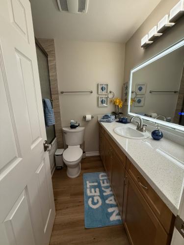 Un baño de Oceanfront 1 BR Oasis w Parking & Pool 417
