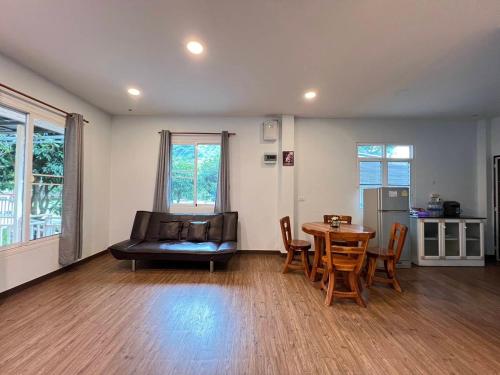 Posezení v ubytování Pim's House Khao Yai