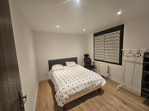 une chambre blanche avec un lit et une fenêtre dans l'établissement Appartement 75m2 neuf 15 min centre ville, à Reims