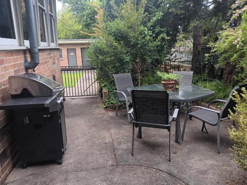 Un patio o zona al aire libre en Cooee On Ordnance