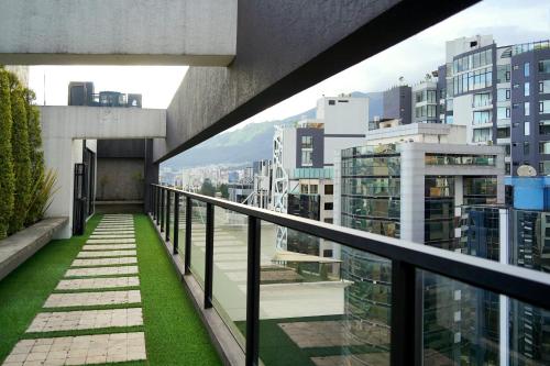 a balcony with a view of a city at Moderno departamento en el mejor sector de Quito in Quito