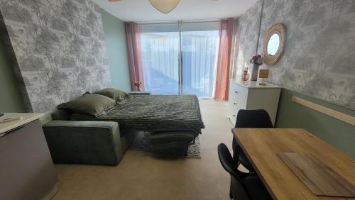 une chambre avec un lit et une table et une salle à manger dans l'établissement Appartement 5 couchages à Calvi, à Calvi