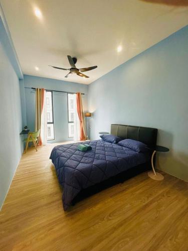 a bedroom with a bed and a ceiling fan at Sleek Cottage GLEN 1 HomeStay Kuching in Kuching