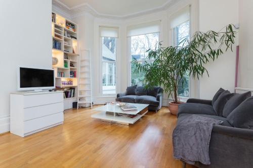 A seating area at Veeve - Al Fresco Dream 