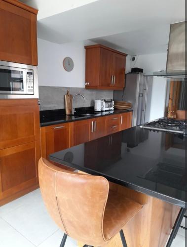 Kuchyň nebo kuchyňský kout v ubytování Comfortable family home with amazing Seaviews