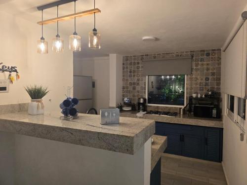 eine Küche mit einer großen Insel in einem Zimmer in der Unterkunft Villa Lol-Ha in Cancún