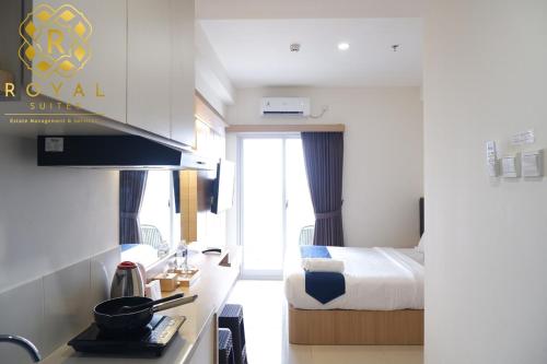 a hotel room with a bed and a kitchen at Royal Suites Studio 17th Floor - Citra Plaza Nagoya Apartment in Jodoh