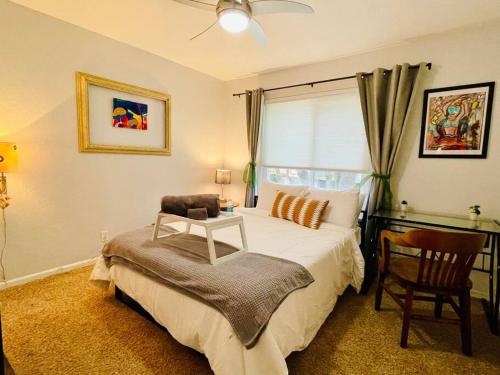 Ένα ή περισσότερα κρεβάτια σε δωμάτιο στο Artist's Condo with 2 Bedroom & Arcade