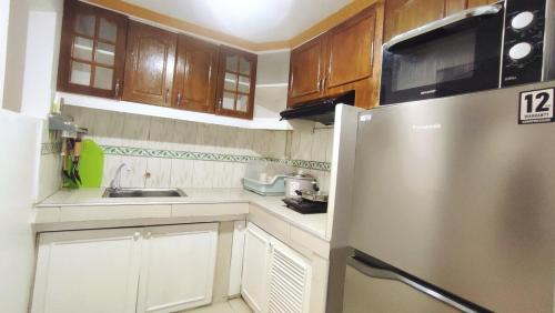 CJL TRANSIENT HOUSE B-Basak Lapu-lapu City Cebu,Mactanにあるキッチンまたは簡易キッチン