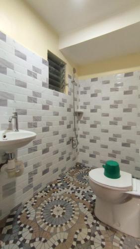 Lapu Lapu CityにあるCJL TRANSIENT HOUSE B-Basak Lapu-lapu City Cebu,Mactanのトイレと洗面台付きのバスルーム