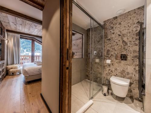 La salle de bains est pourvue d'une douche et de toilettes. dans l'établissement Appartement de luxe, 3 chambres, cheminée, conciergerie 5*, ski room, non-fumeur - FR-1-613-124, à Les Allues