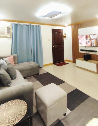 Lapu Lapu CityにあるCJL TRANSIENT HOUSE B-Basak Lapu-lapu City Cebu,Mactanのソファと椅子のあるリビングルーム