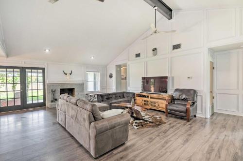 Ruang duduk di Pet-Friendly Lockhart Home with Private Yard