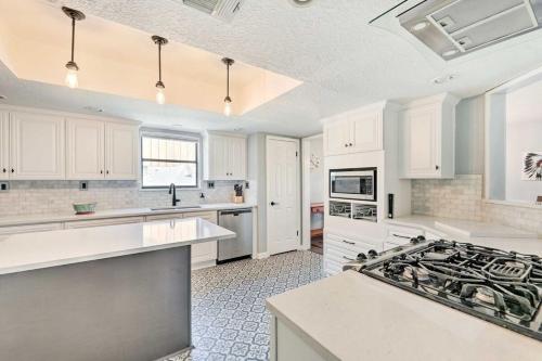Dapur atau dapur kecil di Pet-Friendly Lockhart Home with Private Yard