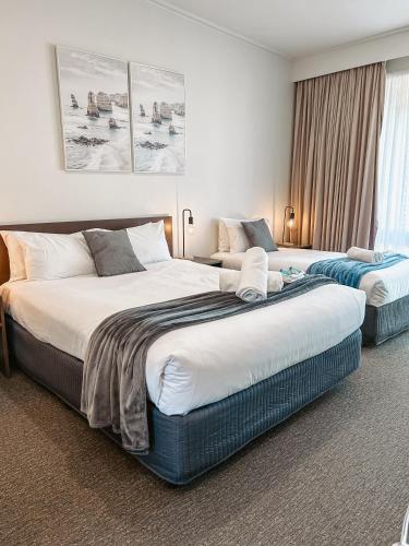 two beds in a hotel room with two at Mitchell On Main in Bairnsdale