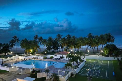 a view of a tennis court at night at Mi estadía in San Juan