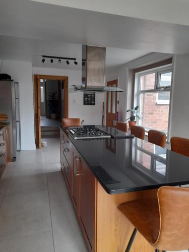 Kuchyň nebo kuchyňský kout v ubytování Comfortable family home with amazing Seaviews