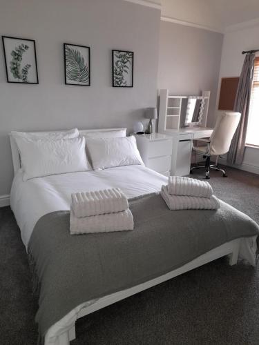 Postel nebo postele na pokoji v ubytování Comfortable family home with amazing Seaviews