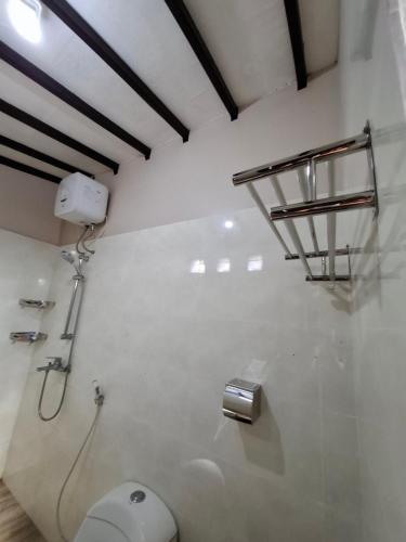 Ένα μπάνιο στο Pondok Roomi Villa and Resto