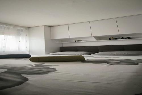 ein Schlafzimmer mit 2 Betten und einem großen in der Unterkunft Apartment Sunrise in Dugi Rat