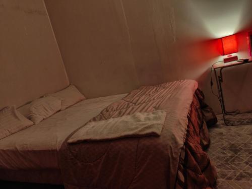 une petite chambre avec un lit dans une pièce dans l'établissement 7 RUE Georges POLITZER, au Blanc-Mesnil