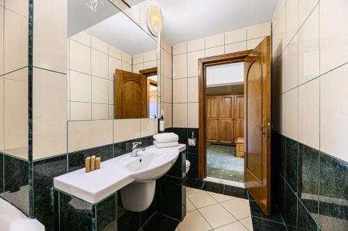 Ένα μπάνιο στο Hotel Casa Viorel jacuzzi & saunas