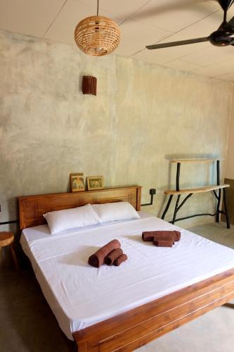 a bedroom with a bed with two towels on it at Hotelito Sri Lanka in Weligama