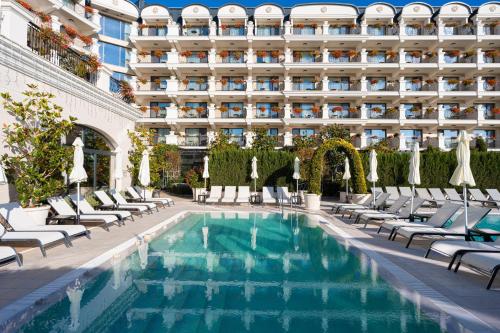 a hotel swimming pool with chairs and a building at Casa di Fiore SPA and Medical Hotel, Mineral Pools & Private Beach in Kranevo