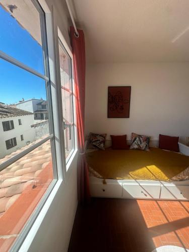 Cette petite chambre comprend un lit à côté d'une fenêtre. dans l'établissement Studio en plein cœur du village, à Saintes-Maries-de-la-Mer
